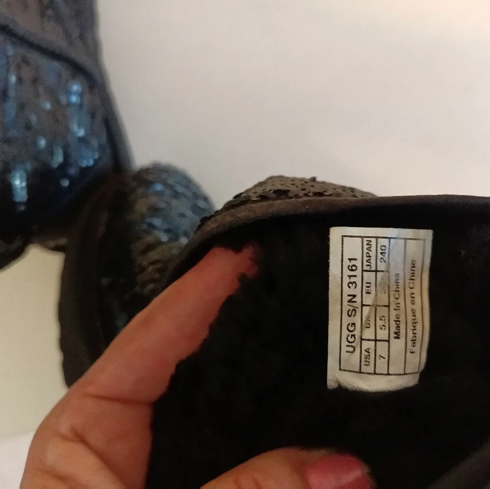 UGG size 7 black sequin boots S/N 3161